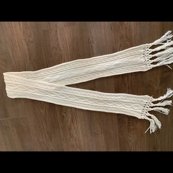 Elegant Cream Cable Knit Scarf - Picture 3 of 6